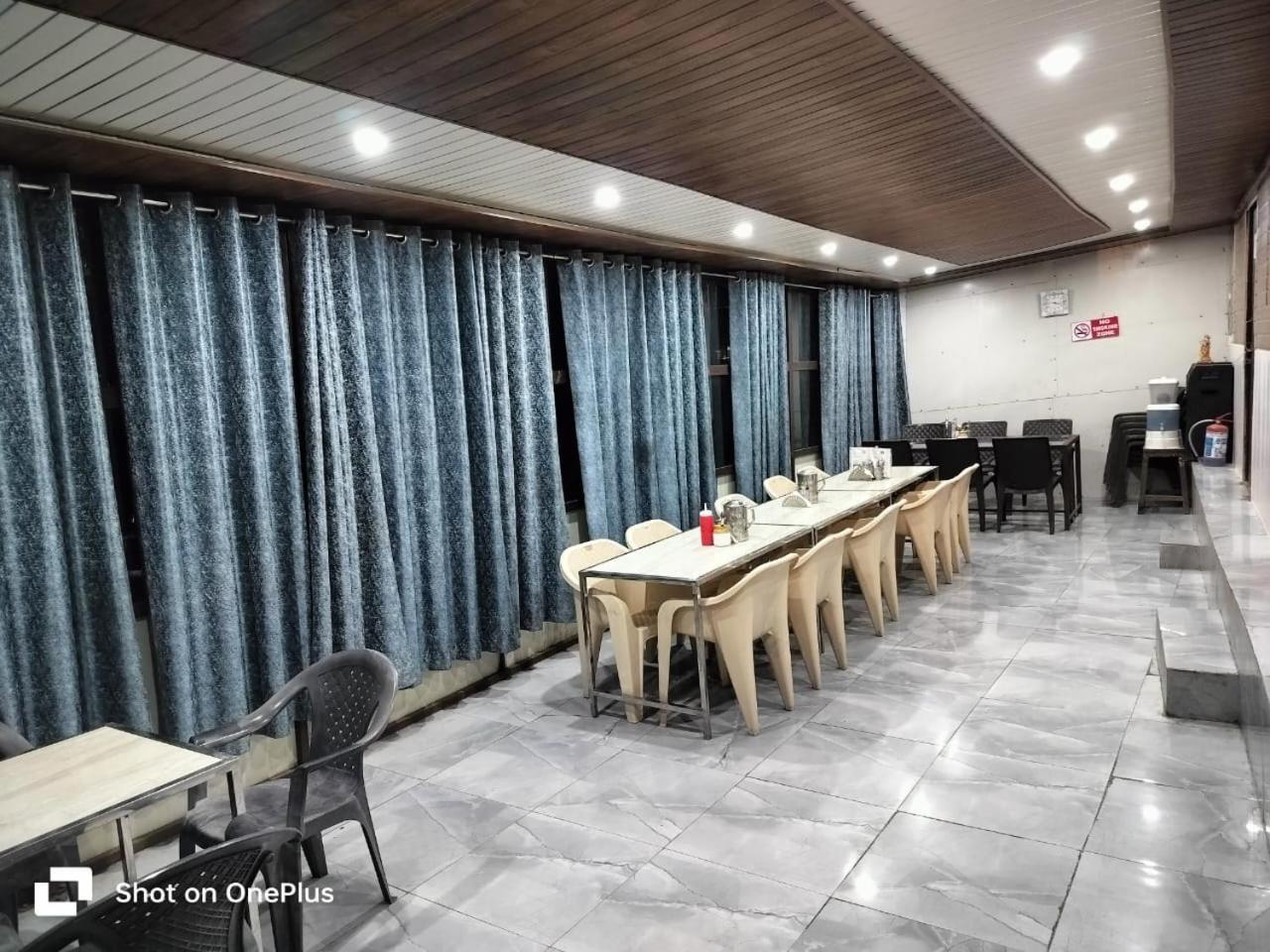 Silver Dew Resorts And Restaurant Dhanaulti Eksteriør billede