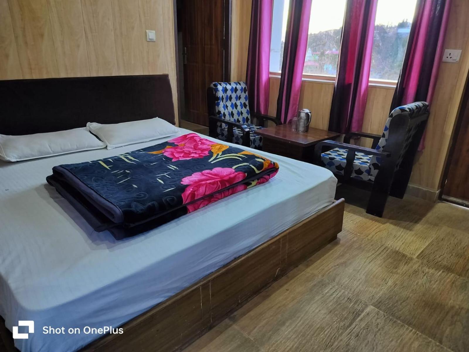 Silver Dew Resorts And Restaurant Dhanaulti Eksteriør billede