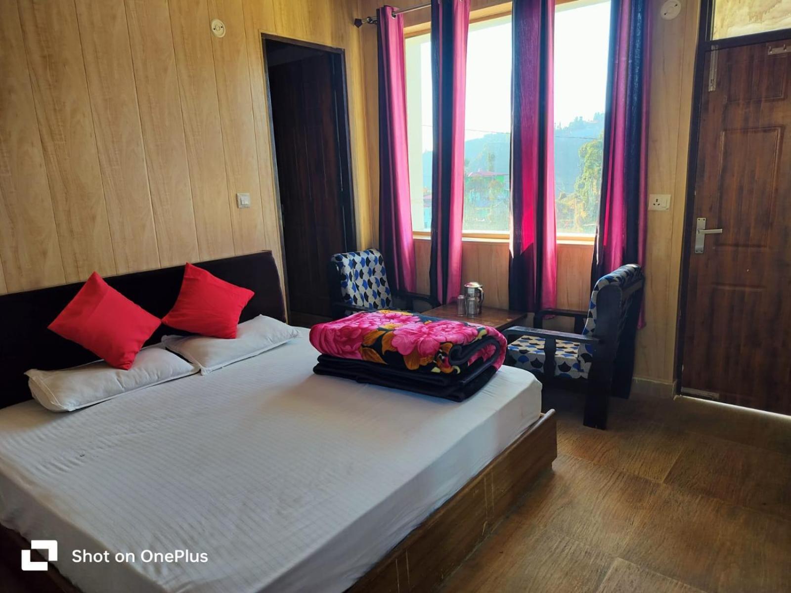 Silver Dew Resorts And Restaurant Dhanaulti Eksteriør billede