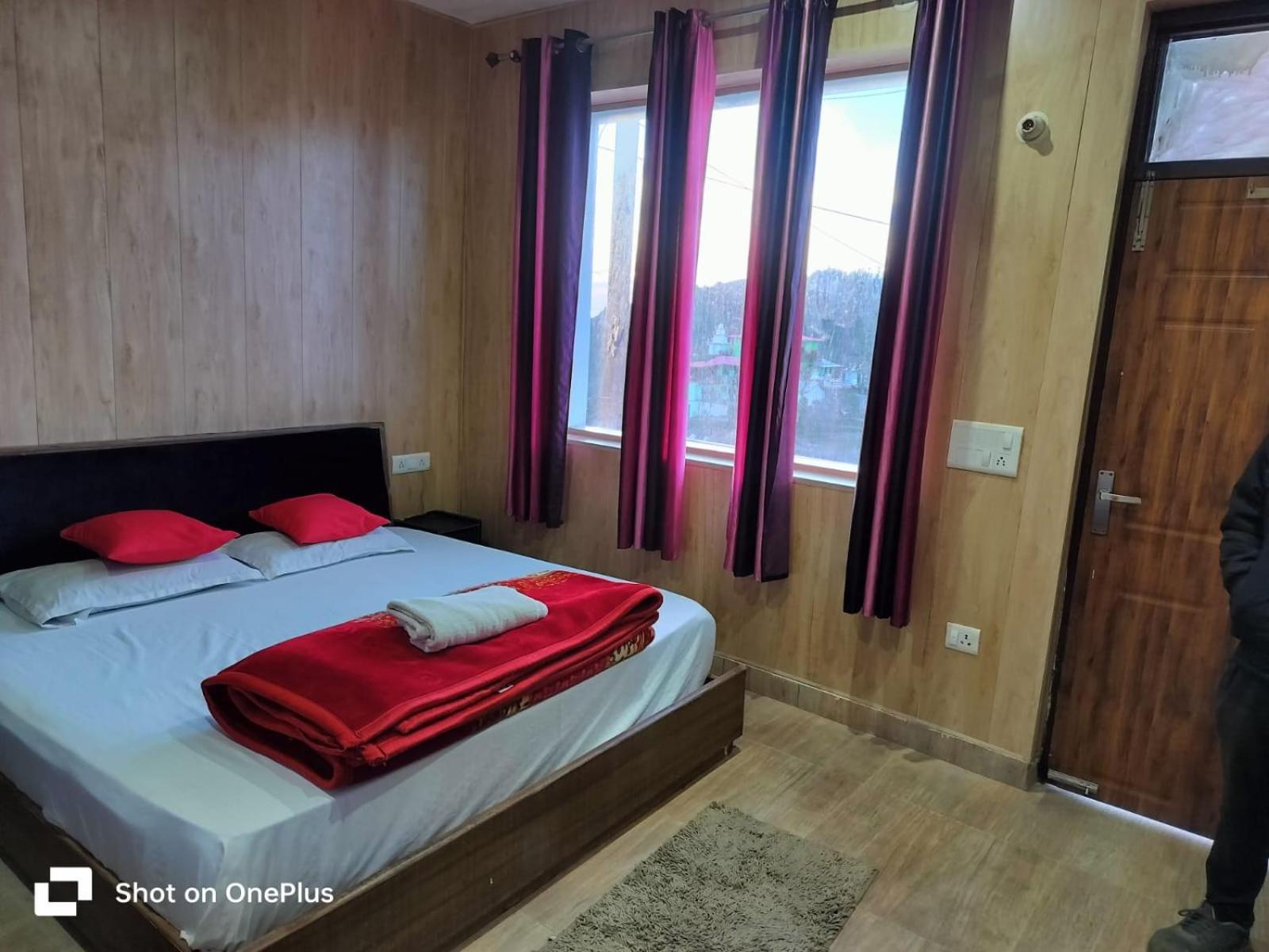 Silver Dew Resorts And Restaurant Dhanaulti Eksteriør billede